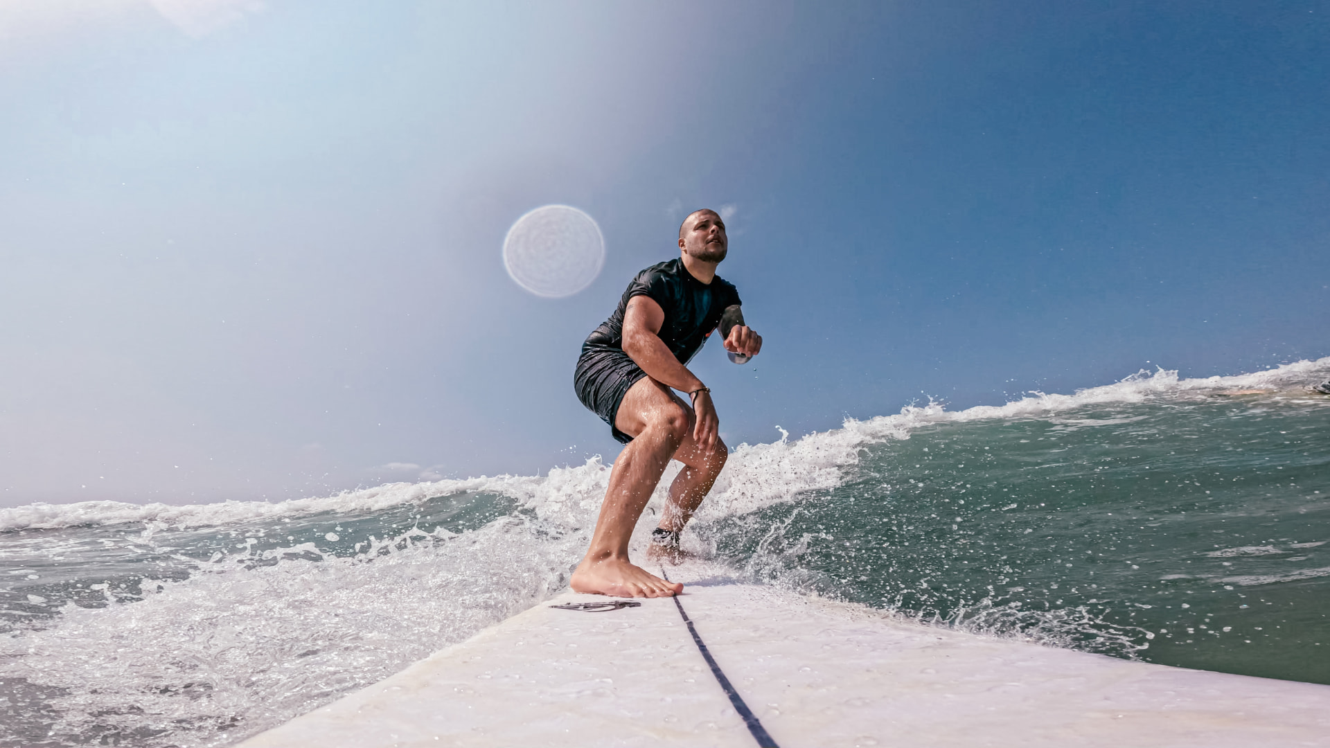 Daniel Lopes Duarte beim Surfen auf einer Welle